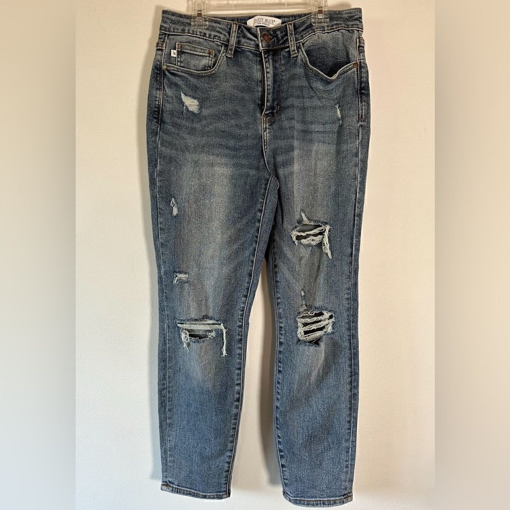 Judy Blue women’s medium wash distressed capri jeans, size 7/28. #35-0185